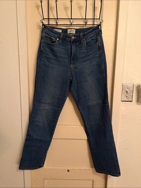 Universal Thread Women's Straight-Leg Jeans in Dark Blue Wash